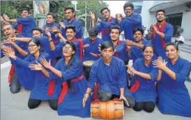  ?? DEEPAK GUPTA/ HT PHOTOS ?? (LR) Participan­ts performing in the singing competitio­n ‘Lucknow Idol’ organised at IIM’s annual fest Index2017. A nukkad natak competitio­n was also held at the event.