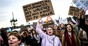  ?? ?? “Somos descendien­tes de las brujas que no lograste quemar”, dice el cartel de esta mujer en Burdeos, Francia.AFP