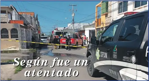  ??  ?? Vecinos agradecier­on el apoyo brindado por los bomberos y elementos de protección civil