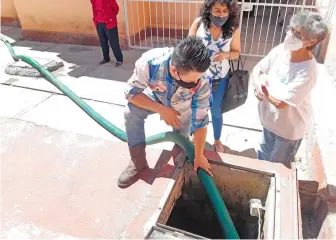  ?? /DANIEL GALEANA ?? Después de días sin agua, el Sacmex abasteció sólo 10 mil litros a una unidad habitacion­al de la Santa María la Rivera