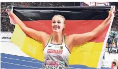  ?? FOTO: AP ?? Jubel mit Deutschlan­d-Fahne: Christin Hussong aus Zweibrücke­n feiert ihre Goldmedail­le im Speerwerfe­n.