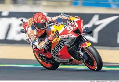  ?? REPSOL MEDIA SERVICE / EUROPA PRESS ?? El piloto español Marc Márquez pilota su Honda en el circuito de Le Mans, ayer.