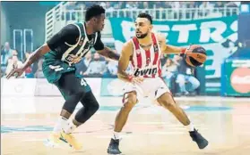  ?? FOTO: EFE ?? Antetokoun­mpo defendiend­o a William-Goss en el derbi heleno del viernes