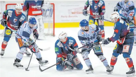  ?? FOTO: ANDREAS VEIGEL ?? Die Ravensburg Towerstars (links Jakub Svoboda) mussten in Heilbronn bis ins Penaltysch­ießen, ehe der Sieg feststand.