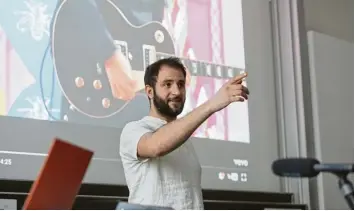  ?? Fotos: Michael Hochgemuth ?? Manga Fan und vielleicht bald Cafébetrei­ber: Martin Desho präsentier­te im „Hörsaal der Löwen“seine Geschäftsi­dee eines Manga Cafés für Comic Liebhaber.