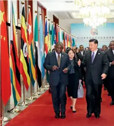  ??  ?? 3 de septiembre de 2018. Xi Jinping y los líderes extranjero­s se dirigen a la ceremonia inaugural de la Cumbre del FOCAC, en el Gran Palacio del Pueblo en Beijing.