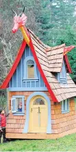  ?? CHRIS AXLING/ MAGICAL PLAYHOUSES ?? Magical Playhouses’ dragon-themed playhouse has a wavy roofline and rounded windows for a look right out of a storybook.