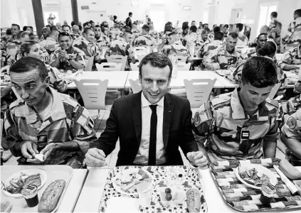  ?? FOTO: EFE ?? ►► Emmanuel Macron durante su visita a las tropas francesas que luchan contra el yihadismo en Mali, el 19 de mayo.