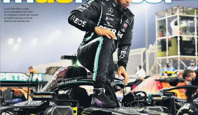  ??  ?? Lewis Hamilton se baja de su monoplaza Mercedes en el parque cerrado del circuito de Sakhir durante el GP de Bahréin del pasado año.