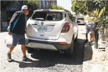  ?? Scott Strazzante / The Chronicle ?? Juan Montanez, visiting from Texas, arrives at his rental car to find it had been broken into near Fisherman’s Wharf in June.