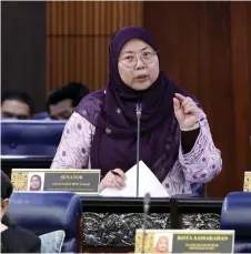  ?? — Bernama photo ?? Fuziah presents her reply in the Dewan Rakyat.