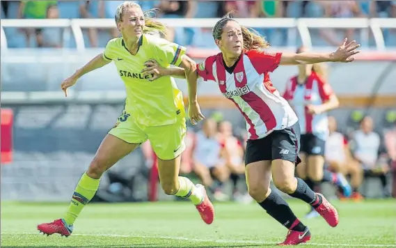  ?? FOTO: JUAN ECHEVERRÍA ?? Ainhoa Álvarez, en pleno forcejeo con una delantera rival, deja el fútbol tras diez años en Lezama para dedicarse a la enseñanza