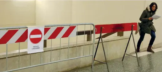  ??  ?? L’intervento Le balaustre del Palazzo di giustizia di Milano, pericolose perché troppo basse: i 2 chilometri di parapetti fuorilegge verranno transennat­i