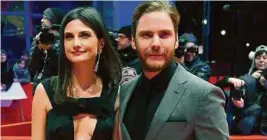  ??  ?? Daniel Brühl mit Freundin Felicitas Rombold bei der Berlinale