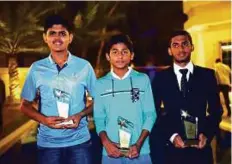  ?? Arshad Ali/Gulf News ?? Aryan Lakra of Winchester School, Zuhaib Subair of Sharjah Cricket Academy and Jonathan Figgy of Zayed Cricket Academy with trophies for best junior cricketers presented by Sir Vivian Richards in Dubai yesterday.