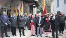  ?? (DR) ?? Patrick Césari, le maire, a encouragé les Coqs Roquebruno­is à poursuivre leur action au village.