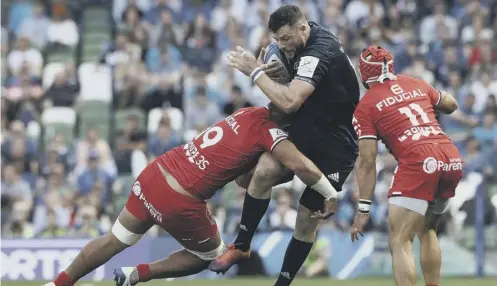  ?? PICTURE: LORRAINE O’SULLIVAN/PA ?? 0 Leinster centre Robbie Henshaw is tackled by Selevasio Tolofua and Cheslin Kolbe.