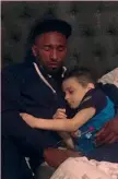  ??  ?? Jermain Defoe con il piccolo Bradley, malato di tumore