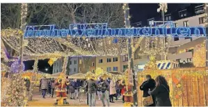  ?? RP-FOTO: MARC INGEL ?? Der Weihnachts­markt auf dem Münsterpla­tz kam bei seiner Premiere im Vorjahr gut an. Vor allem für die Illuminier­ung gab es viel Lob.