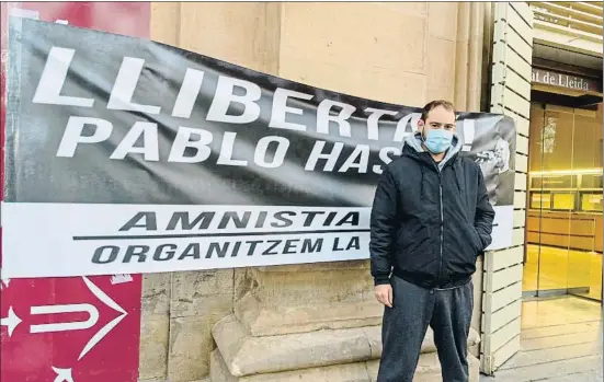  ?? RAMÓN GABRIEL / EFE ?? El rapero y poeta Pablo Hasél, ayer en un acto en los jardines Víctor Siurana de la Universita­t de Lleida