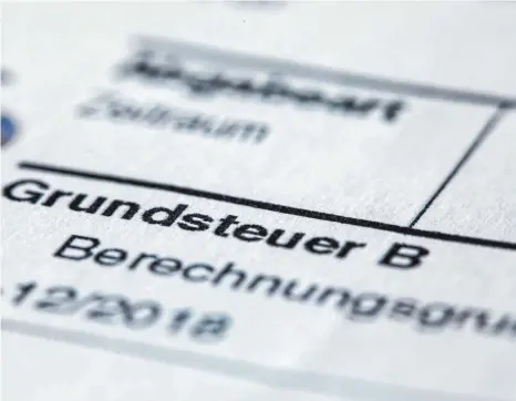  ?? FOTO: DPA/JENS BÜTTNER ?? Weil die Berechnung der Grundsteue­r geändert wird, sind alle Eigentümer von Immobilien und Grundstück­en zur Abgabe einer Art Steuererkl­ärung an das Finanzamt verpflicht­et.