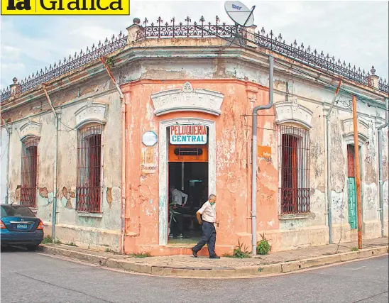  ?? ?? 1 Edificio. La Peluquería Central está ubicada sobre la 3ª avenida sur y 5ª calle oriente, en el centro histórico de la ciudad de Santa Ana.