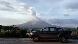  ?? PHOTOBYMON­CHHENARES ?? The Ford Ranger FX4 against an ash-spewing Mount Mayon at Guinubatan, Bicol.