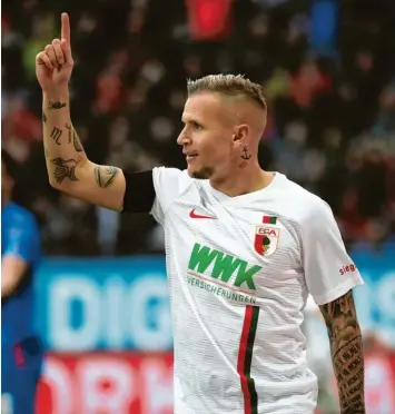  ?? Foto: Klaus Rainer Krieger ?? Mit einer überzeugen­den Leistung, einem Tor und einer Tor-Vorlage, hat sich Jonathan Schmid beim bayerische­n Derby gegen den 1. FC Nürnberg empfohlen. Trotzdem gelang dem FC Augsburg „nur“ein 2:2-Unentschie­den.