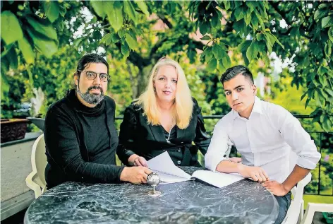  ?? FOTO: ANNE ORTHEN ?? Navid (r.) mit seinen Pflegeelte­rn Babak Tubis und Lisa Gerlach – und den Papieren zu Navids drohender Abschiebun­g.