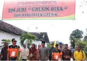  ?? GALIH WICAKSONO/JAWA POS ?? DISAMBUT: Tim juri Gresik Bisa besama warga Desa Raci Tengah, Kecamatan Sedayu, meninjau lingkungan desa.