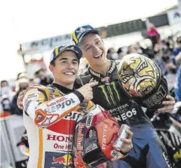  ?? AGENCIAS ?? Marc Márquez felicita al francés Quartararo, nuevo campeón del mundo.