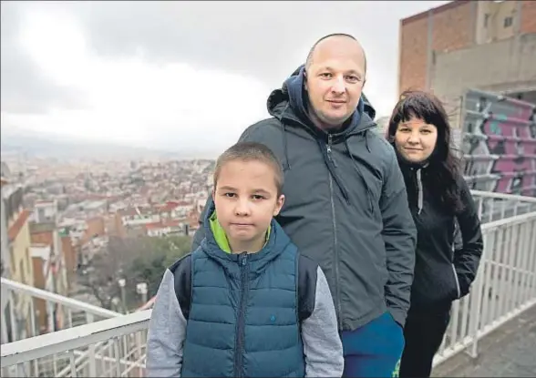  ?? INMA SAINZ DE BARANDA ?? Kypylo, junto a sus padres, Roman y Tatiana, con Barcelona a sus pies, desde un mirador del barrio del Carmel