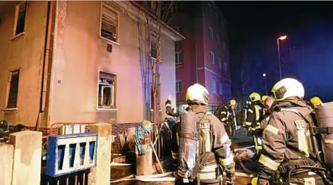  ??  ?? Am Dienstagab­end , dem . Dezember, hat die Feuerwehr in Gera bei einem Großeinsat­z in der Helene-Fleischer-Straße einen Brand in einem leerstehen­den Mehrfamili­enhaus gelöscht.