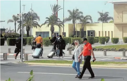  ?? EFE ?? Pasajeros a su llegada del último vuelo operativo en el aeropuerto de Rabat-Salé, el pasado martes