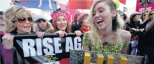  ??  ?? > Actress Jane Fonda and singer Miley Cyrus during the Women’s March in Los Angeles