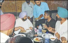  ?? HT PHOTO ?? Capt Amarinder Singh having lunch after the Halke-Vich-Captain programme near Shahkot on Thursday.