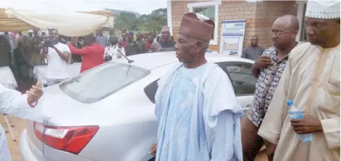  ?? Photo: Itodo Daniel Sule ?? A 95-year-old traditiona­l medicine practition­er, Aliyu Giwa (middle), stands beside a brand-new Kia Rio car and fourbedroo­m bungalow presented to him by the Minister of Science and Technology Dr. Ogbonnaya Onu at Adavi L.G.A of Kogi State yesterday, for his effort in curing prostrate cancer and other sicknesses