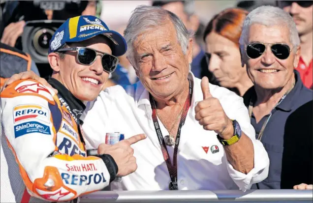  ?? ?? Marc Márquez se fotografía con Giacomo Agostini en el parque cerrado del circuito Ricardo Tomo de Valencia tras lograr el segundo puesto en la clasificac­ión del sábado.