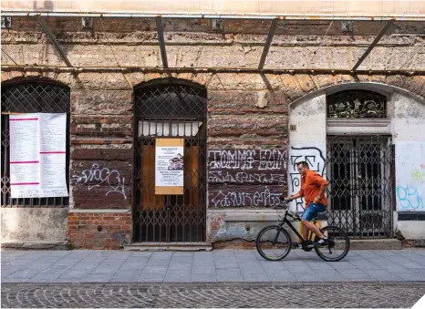  ??  ?? Junto a estas líneas, un hombre pasa en bicicleta por la calle Próżna, la única que se conserva del gueto de Varsovia (© Javier García Blanco). Abajo, cajas de metal y latas de leche en los que los miembros de Oyneg Shabbos ocultaron miles de documentos sobre la vida en el guetto. Hasta la fecha se han recuperado dos de las tres conjuntos de documentos ocultos en el subsuelo de la ciudad.