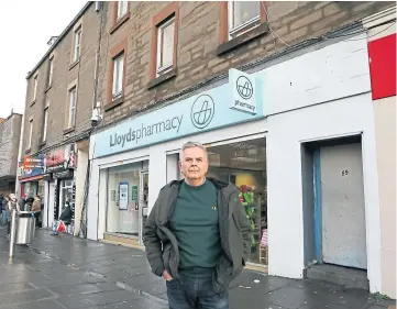  ??  ?? PLEA: Councillor Charlie Malone at the block in Lochee. Picture by Gareth Jennings.