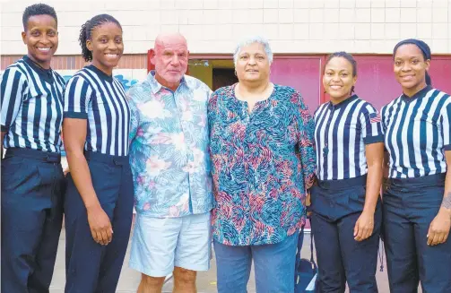  ?? GARDINER ANDERSON / FOR NEW YORK DAILY NEWS ?? Former referee Sandhi Ortiz-Del Valle poses with other female referees and Terry Fiorito, the former supervisor of officials for the U.S.B.L. Over 20 years ago, Ortiz-Del Valle tried to become the first female NBA official.