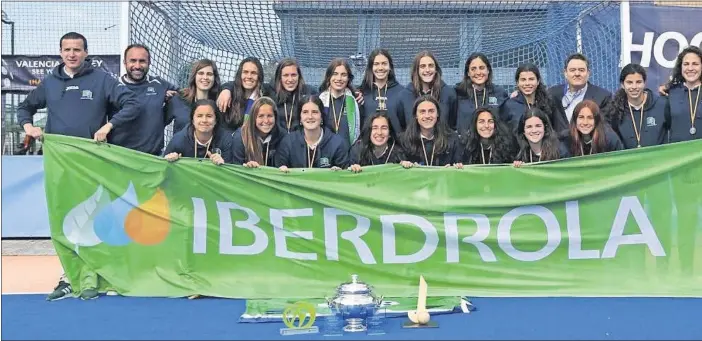  ??  ?? VICTORIA EN LA COPA DE LA REINA. El Club de Campo celebra con la pancarta de Iberdrola el título de la Copa de la Reina que logró esta misma temporada ganando la final al Junior, su rival en