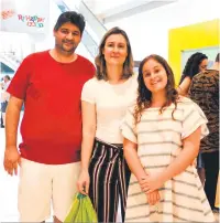  ??  ?? Leandro e Elisângela Vioto com a filha foram às compras focados em um consumo mais enxuto: “Presentes serão apenas para os lá de casa mesmo”