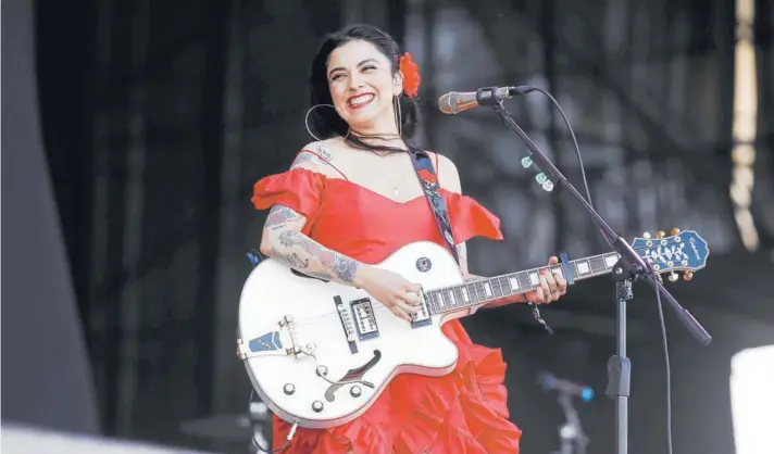  ??  ?? ► Mon Laferte protagoniz­ó uno de los shows más aplaudidos y coreados de la tarde del sábado.