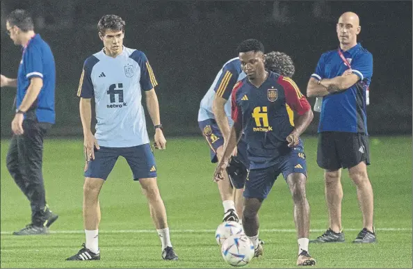  ?? Foto: j.j. sirvent ?? Aitor Unzué, a la izquierda, observa a Ansu Fati durante un entrenamie­nto de la selección española