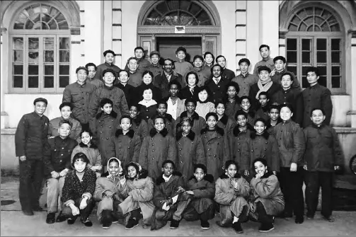  ??  ?? This photo taken in 1981 shows the graduation ceremony of the second batch of Sudanese trainees who came to Wuhan to learn acrobatics.