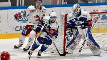  ?? Foto: ČTK ?? Rozjezdil se Než začal nový ročník NHL, hrál Jakub Zbořil (uprostřed) za Brno. A pomohlo mu to.