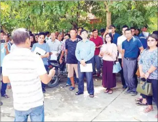  ?? SUPPLIED ?? Protesters gather at Borey Kang Meng constructi­on site in Phnom Penh to demand that the developer honours its promise give them their land titles.