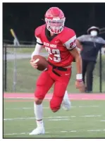  ?? Photo by Alexis Meeks ?? Glen Rose’s Wesley Launius
takes off with the ball during a re
cent game. Launius had 9 rushes
for 45 yards in the Beavers’ win
over Charleston Friday.