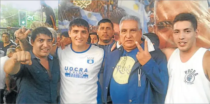  ?? FOTOS: CEDOC PERFIL ?? EN FAMILIA. Medina junto a Cristian, alias Puli, su hijo mayor (de camisa azul) reinaban hasta esta semana en la Uocra de La Plata. La familia sindical está detenida.